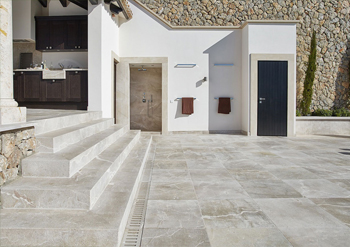 Pavimentazione esterna in piastrelle di marmo